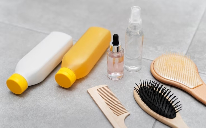 vue-dessus-produits-capillaires-antipelliculaires_23-2149345774