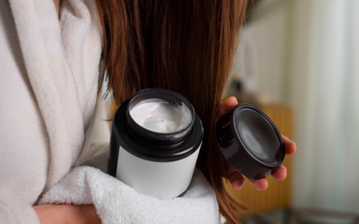 vue-laterale-femme-cheveux-slugging-routine-nuit_23-2150396588